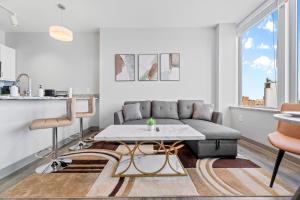 Stylish Downtown Condo l 2 TVs l Fast WiFI