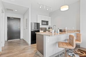 Stylish Downtown Condo l 2 TVs l Fast WiFI
