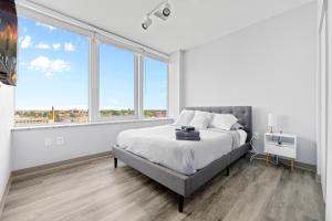 Stylish Downtown Condo l 2 TVs l Fast WiFI