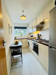 Beautiful 2 Bedroom Sea View - Free Onsite Parking