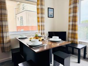 Beautiful 2 Bedroom Sea View - Free Onsite Parking