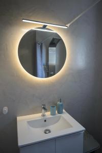 DM Apartment 2 - Only 4 from Rafina Port & 2 from the beach