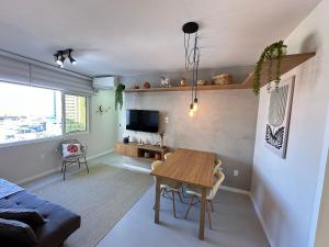 AA74 Apto moderno e mobiliado no Centro de Floripa