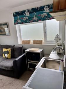 Taylor Way - Superb Apartment with Living Room and Private Gated Parking