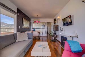 135 - Stunning Beachfront Apartment with Pool, Fuengirola!