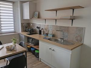 Les meubles de Louis-Marie, 2 appartements independants pour 4 personnes, 8 personnes au total, proche du Puy du Fou : photos des chambres