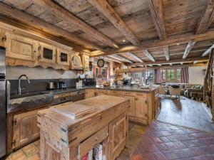 Chalet 6 chambres avec jacuzzi et sauna, proche télécabine et navette gratuite, Méribel Raffort - FR-1-566-8