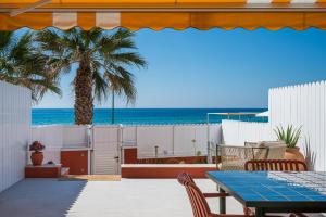 AT148 Frente la playa, jardín privado, vistas mar