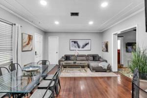 427 NE 107th Studio · 6BR 3BA 7 Beds Pool Parking 2 Kitchen