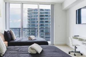 Waterfront 1BR w Bay ViewsBalcony Full Kitchen