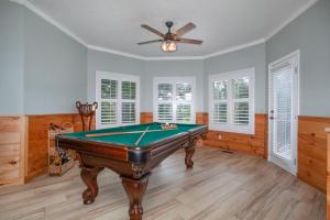 Gatlinburgs Getaway: View, Hot Tub, Theater, MORE