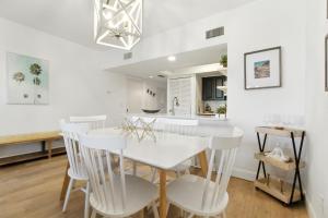 2BR Condo - Pool - Balcony - Prime Location