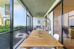 2BR Condo - Pool - Balcony - Prime Location