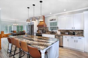 Gatlinburgs Getaway: View, Hot Tub, Theater, MORE