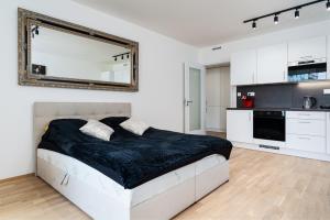 Bright Royal Elegance