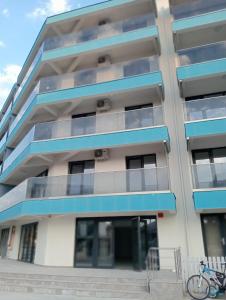 Nicholas Studio Saturn