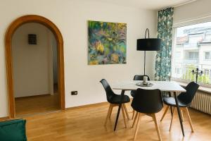 Elegante Designwohnung mit Balkon 15min Airport und Parken