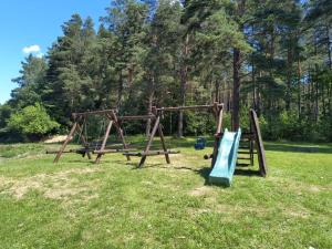 Myśliwska chata na skraju lasu