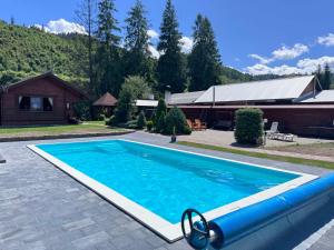 Зелена садиба над рікою