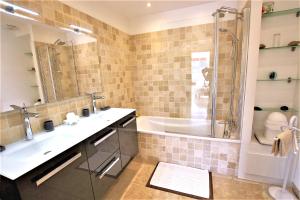 Fully equipped appartment 105 m2 clear view on the sea and californie hills