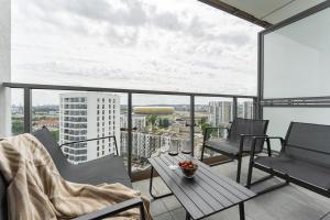 Panorama Baltica - Stylish 15th Floor Apartment with Rooftop Terrace near the Sea and Polsat Plus Arena Stadion Stadium FREE PARKING Gdansk Letnica