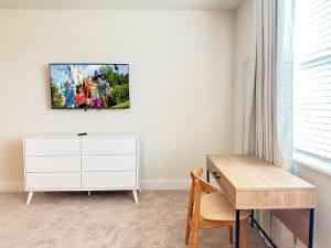 TR17328SB - Stylish 4BR - Private Pool - Sleeps 10