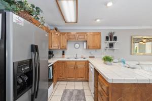 304 Main Level Condo, New Flooring, Mountain Views, Close to Pools, and More