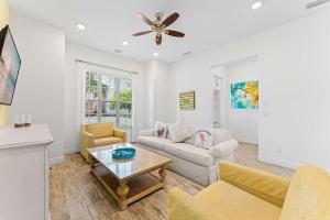 Parrot Paradise Escape for 8