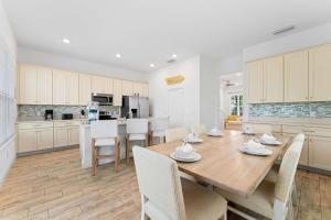 Parrot Paradise Escape for 8