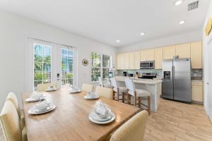 Parrot Paradise Escape for 8