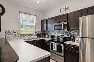 4BR Sleeps 8 Pool Games & More