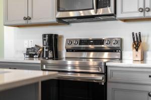 Lafittes Landing Lakeview Cottage - Lakefront