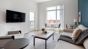 Landing Chic 1BD Yoga Studio Game Room