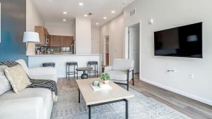 Landing Chic 1BD Yoga Studio Game Room