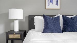 Landing Chic 1BD Pool Clubhouse