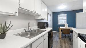 Landing at Villa de Oro - 1 Bedroom in South Sa...