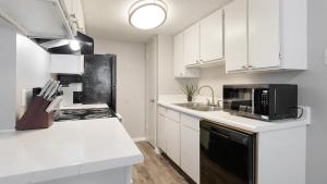 Landing at Villa de Oro - 1 Bedroom in South Sa...