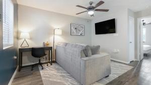 Landing at Villa de Oro - 1 Bedroom in South Sa...