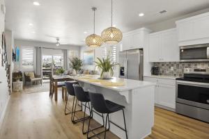 Happy Hawaiian Themed Condo