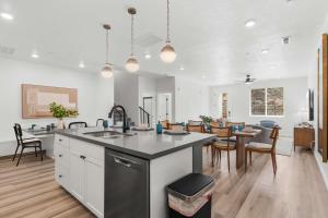Brand New Desert Cliff - Sleeps 20 Guests