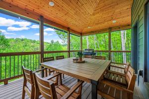 Luxe, Location, Views, Hot Tub, Barrel Sauna & more at Black Bear Tower