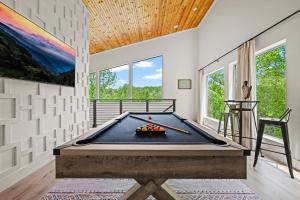 Luxe, Location, Views, Hot Tub, Barrel Sauna & more at Black Bear Tower