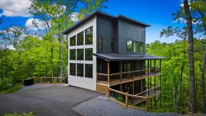 Luxe, Location, Views, Hot Tub, Barrel Sauna & more at Black Bear Tower