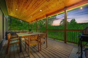 Luxe, Location, Views, Hot Tub, Barrel Sauna & more at Black Bear Tower