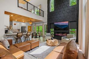 Luxe, Location, Views, Hot Tub, Barrel Sauna & more at Black Bear Tower
