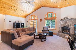 Cedar Chateau with Game Room & HOA Access