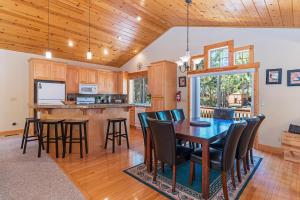 Cedar Chateau with Game Room & HOA Access