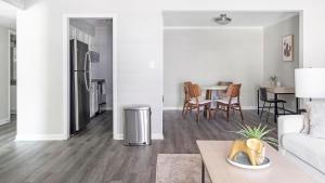 Landing Chic 1BD Pool Clubhouse