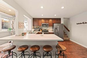 Powder Run Retreat Modern Stay for 6 With On-site Ski Access & Mountain Views