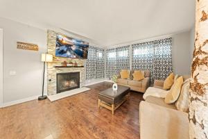 Powder Run Retreat Modern Stay for 6 With On-site Ski Access & Mountain Views